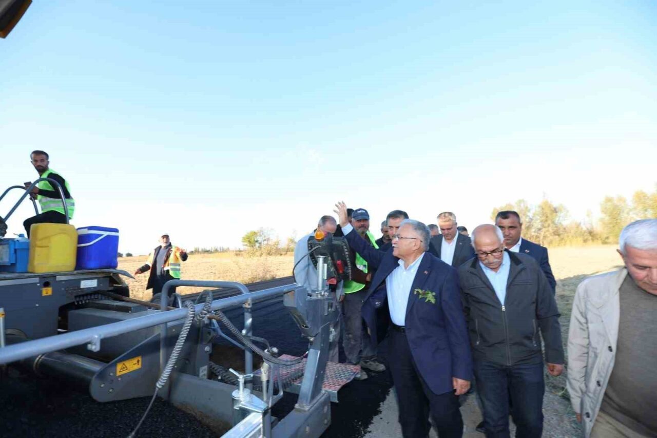 Kayseri Büyükşehir Belediye Başkanı Dr. Memduh Büyükkılıç, Yeşilhisar'daki 4 kilometrelik