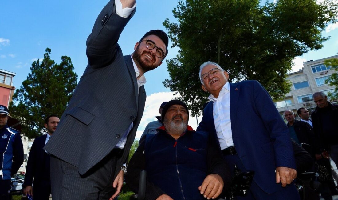 Kayseri Büyükşehir Belediye Başkanı Dr. Memduh Büyükkılıç, Hunat Mahallesi'nde esnaf
