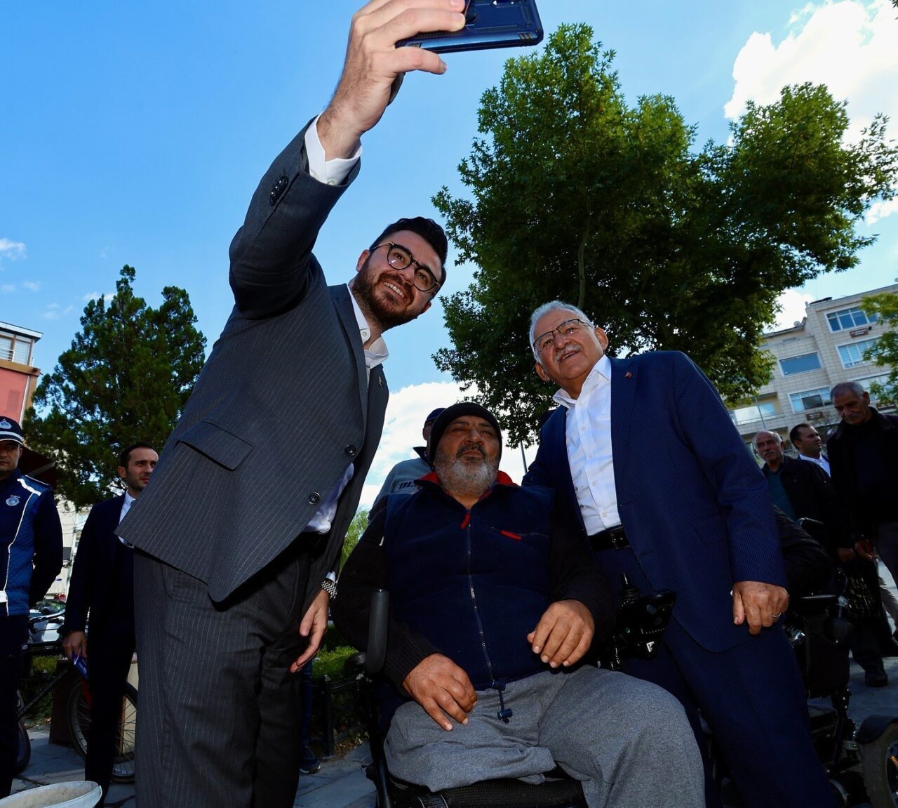 Kayseri Büyükşehir Belediye Başkanı Dr. Memduh Büyükkılıç, Hunat Mahallesi'nde esnaf