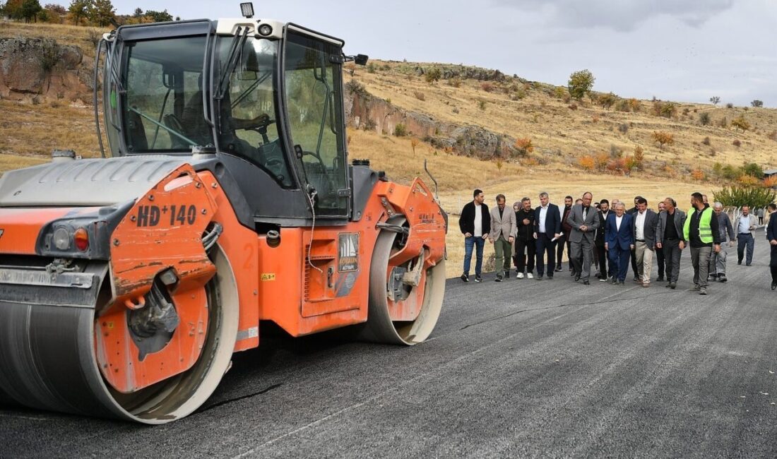 Kayseri’de Tomarza’da Yol Genişletme ve Altyapı Düzenleme Çalışmaları Hızla Devam Ediyor Kayseri Büyükşehir Belediye Başkanı Dr. Memduh Büyükkılıç, Tomarza'da yol genişletme