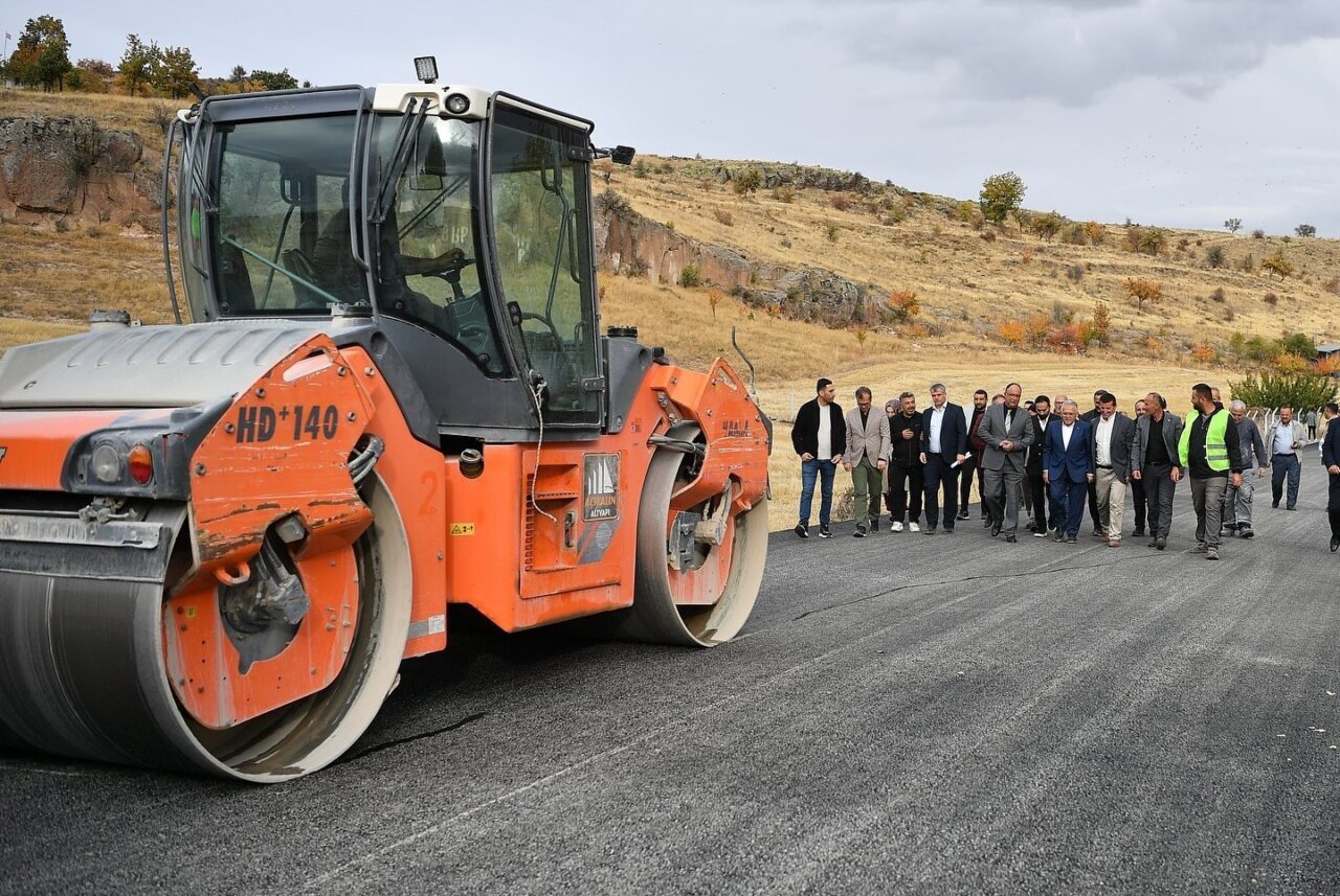 Kayseri Büyükşehir Belediye Başkanı Dr. Memduh Büyükkılıç, Tomarza'da yol genişletme