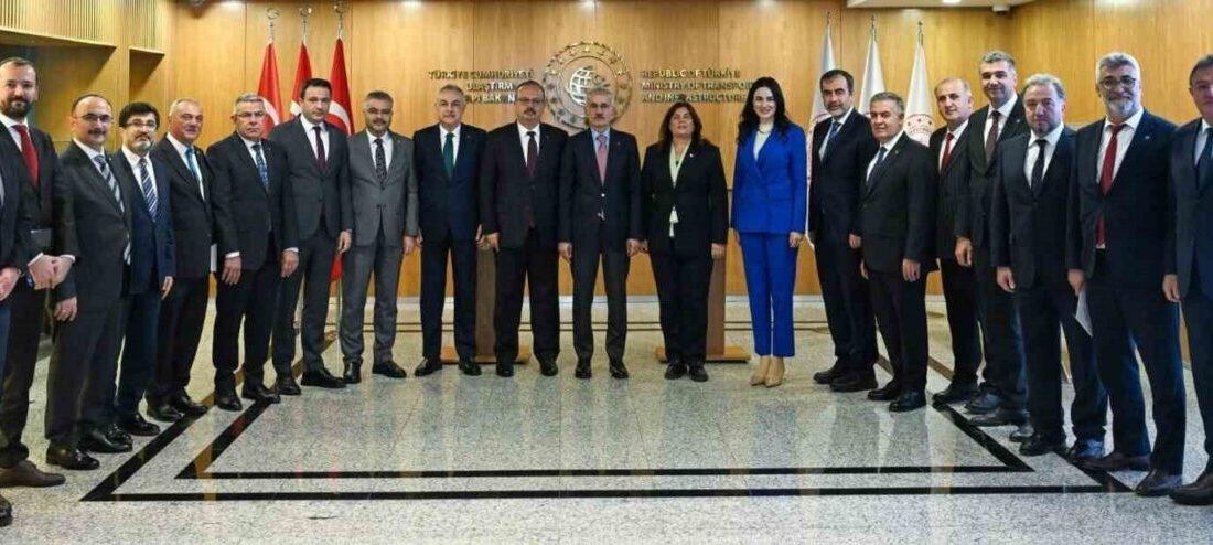 Aydın’da Yeni Banliyö Hattı Müjdesi, Ulaştırma Bakanı ile Gerçekleştirilen Ziyarette Duyuruldu Aydın Valisi Yakup Canbolat liderliğindeki heyet, Ulaştırma ve Altyapı Bakanı