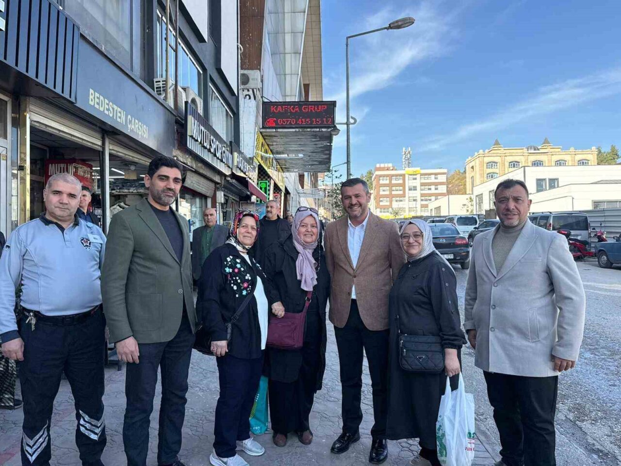 Karabük Belediye Başkanı Özkan Çetinkaya, Albay Karaoğlanoğlu Caddesi'nde yaptığı ziyaretlerde