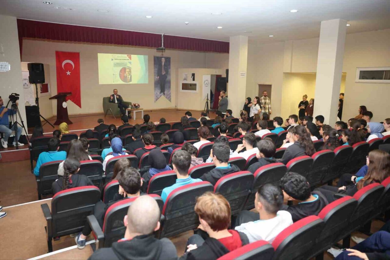 Çayırova Belediye Başkanı Bünyamin Çiftçi, Ertuğrul Kurdoğlu Anadolu Lisesi'nde düzenlenen