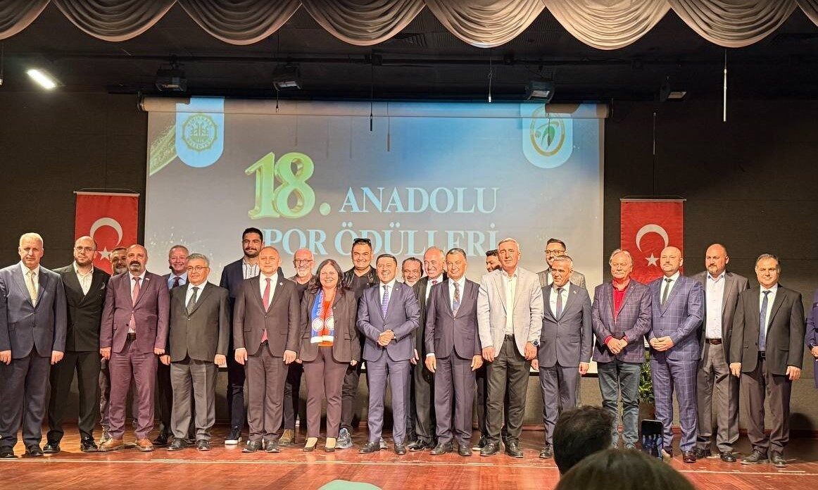 Çayırova Belediye Başkanı Bünyamin Çiftçi, 18. Anadolu Spor Ödülleri Töreni'nde