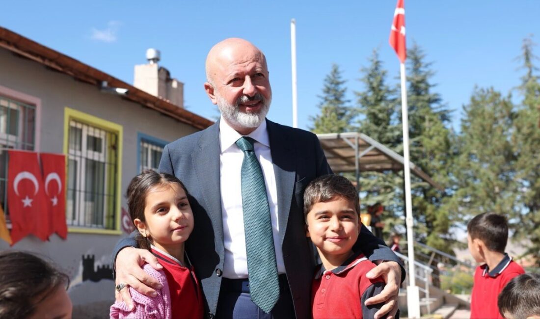 Kocasinan Belediye Başkanı, Mahzemin Mahallesi’nde çocuklarla unutulmaz bir etkinlik düzenledi Kocasinan Belediye Başkanı Ahmet Çolakbayrakdar, Mahzemin Mahallesi'nde ilkokul öğrencileriyle bir