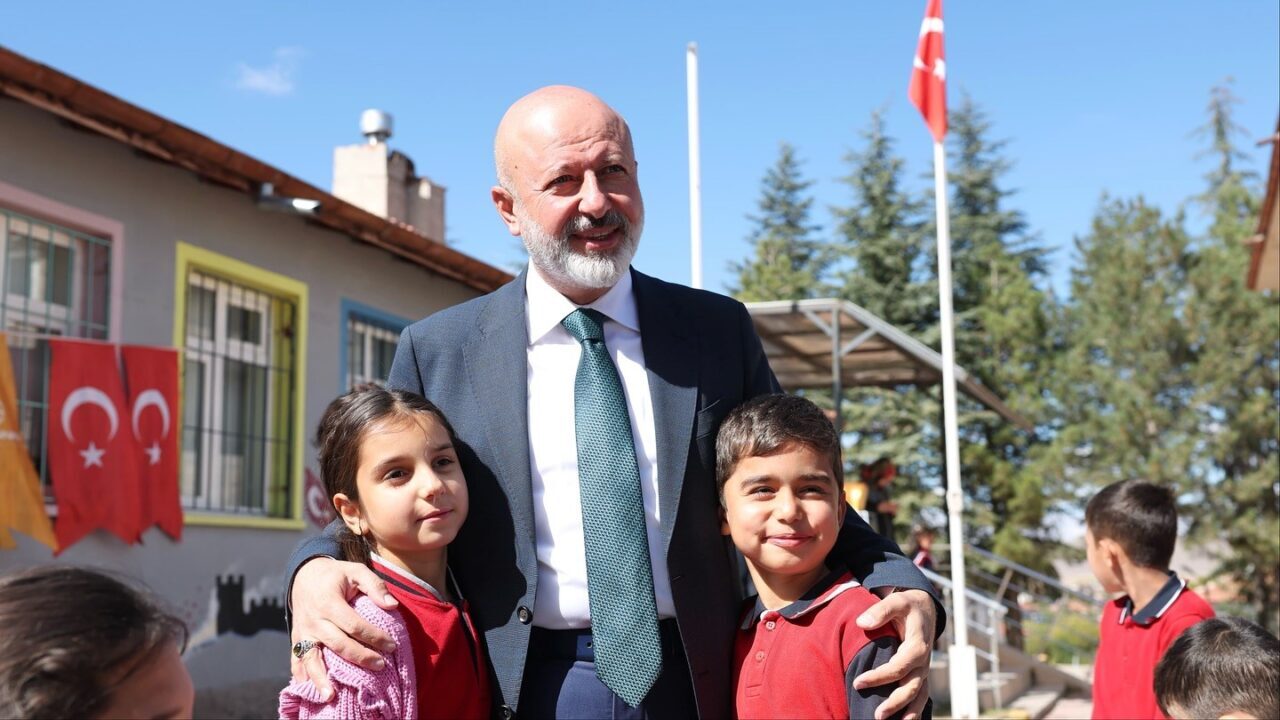 Kocasinan Belediye Başkanı Ahmet Çolakbayrakdar, Mahzemin Mahallesi'nde ilkokul öğrencileriyle bir