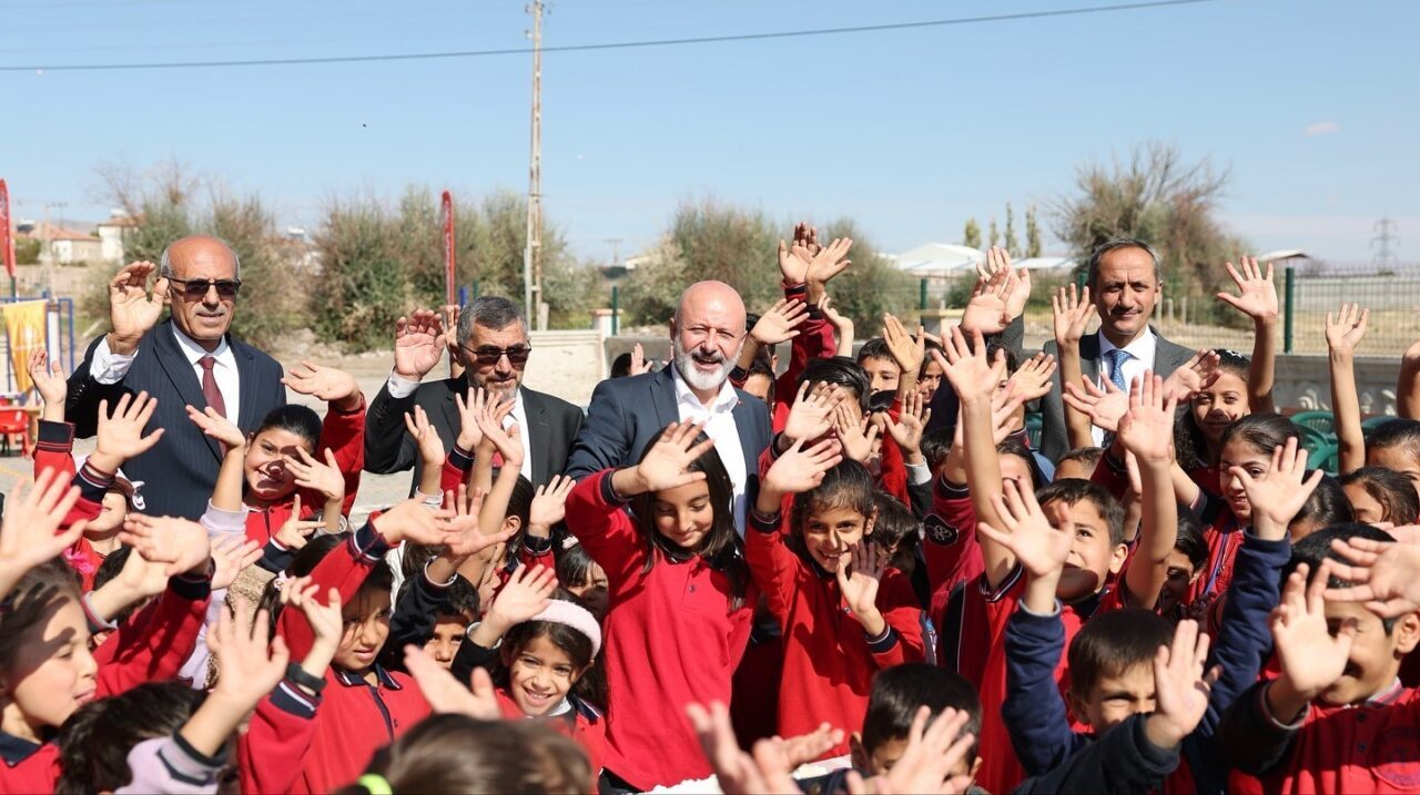 Kocasinan Belediye Başkanı Ahmet Çolakbayrakdar, 'Bir Dilim Mutluluk' projesi kapsamında