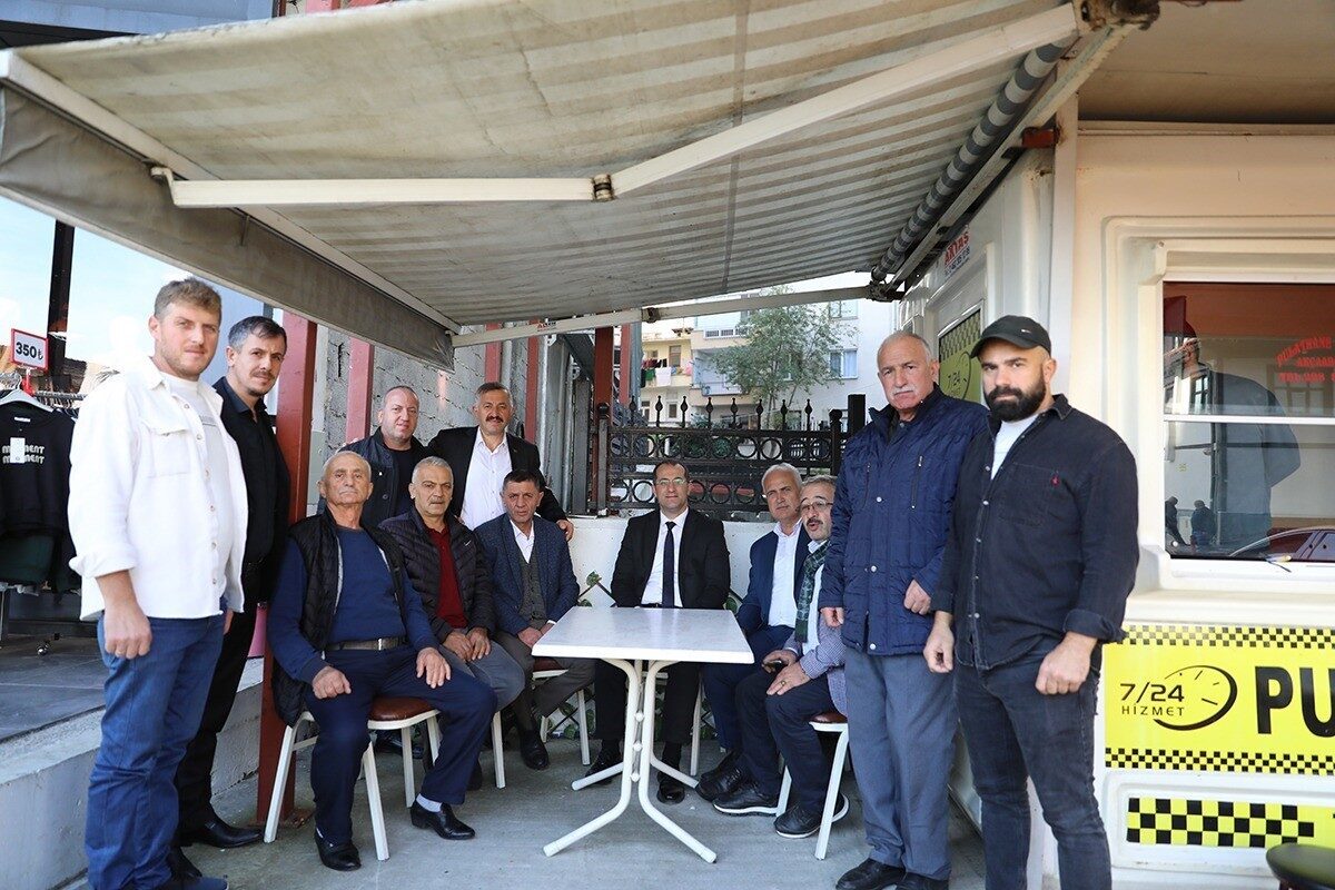 Akçaabat Belediye Başkanı Osman Nuri Ekim, taksici esnafıyla bir araya