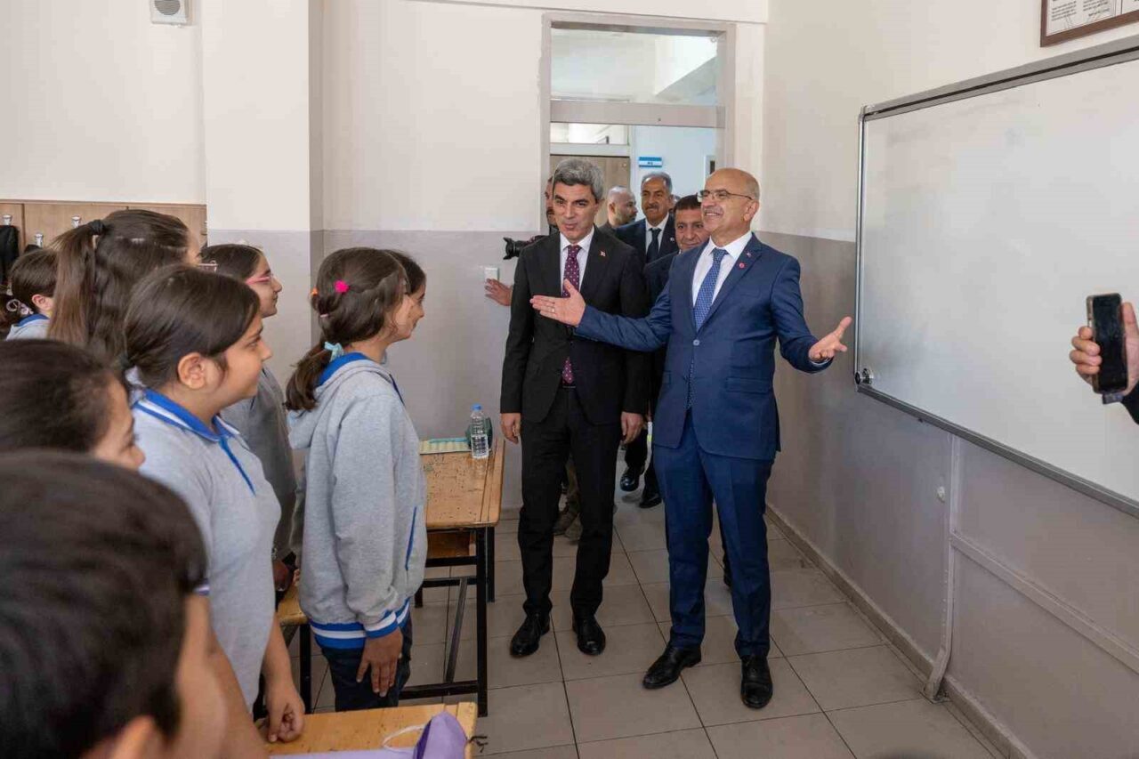 Malatya Büyükşehir Belediye Başkanı Sami Er, Mevlânâ Ortaokulu'nda öğrencileri 11.