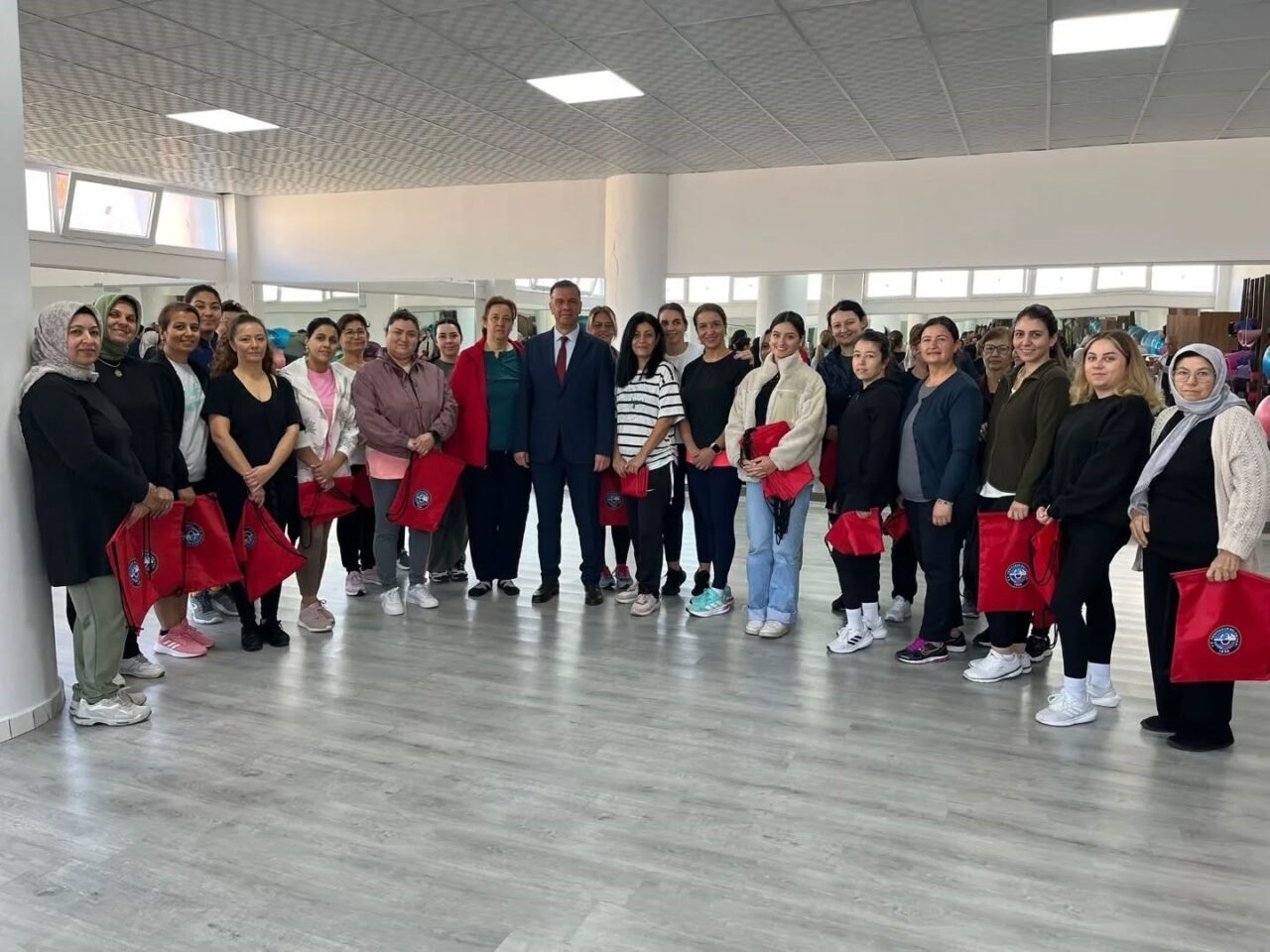 Yenipazar Belediye Başkanı Malik Ercan, sabah sporuna katılan kadınlara hediye