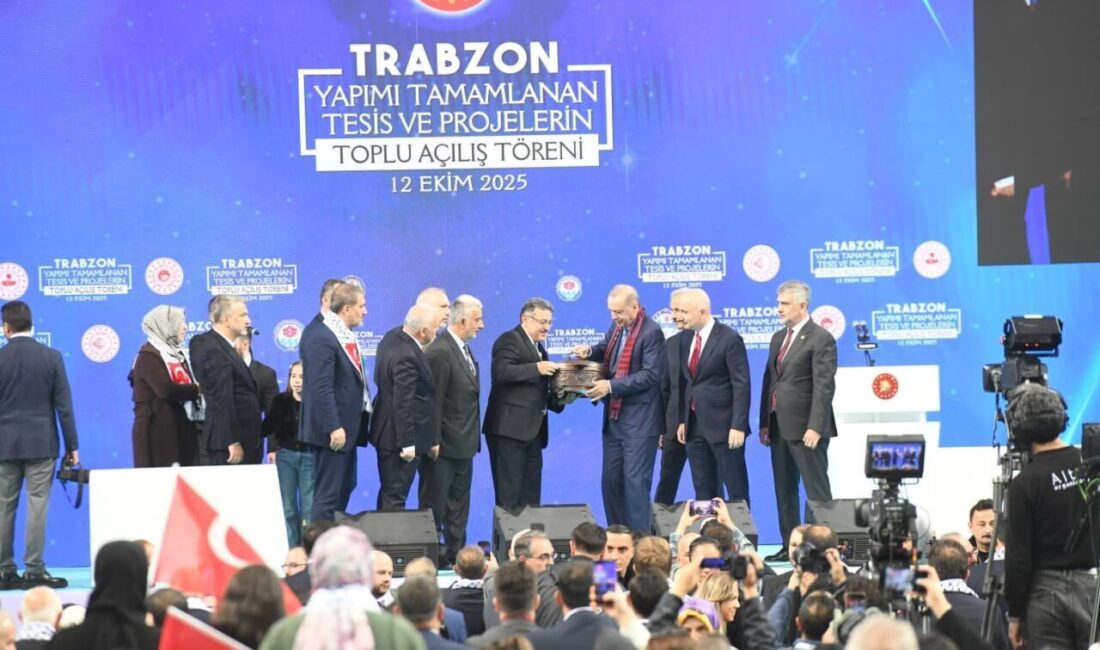 Trabzon'da düzenlenen açılış töreninde Büyükşehir Belediye Başkanı Ahmet Metin Genç,