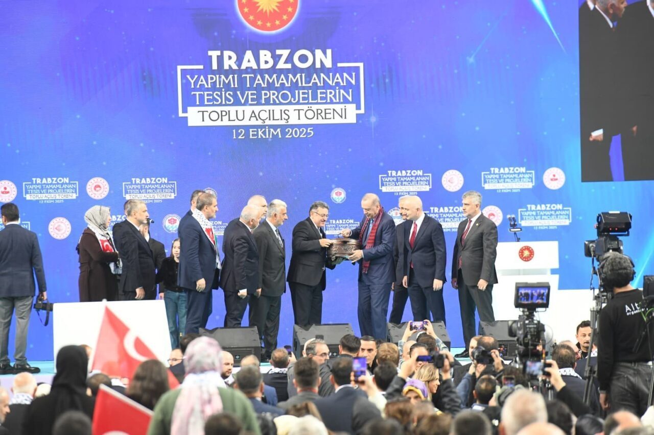 Trabzon'da düzenlenen açılış töreninde Büyükşehir Belediye Başkanı Ahmet Metin Genç,