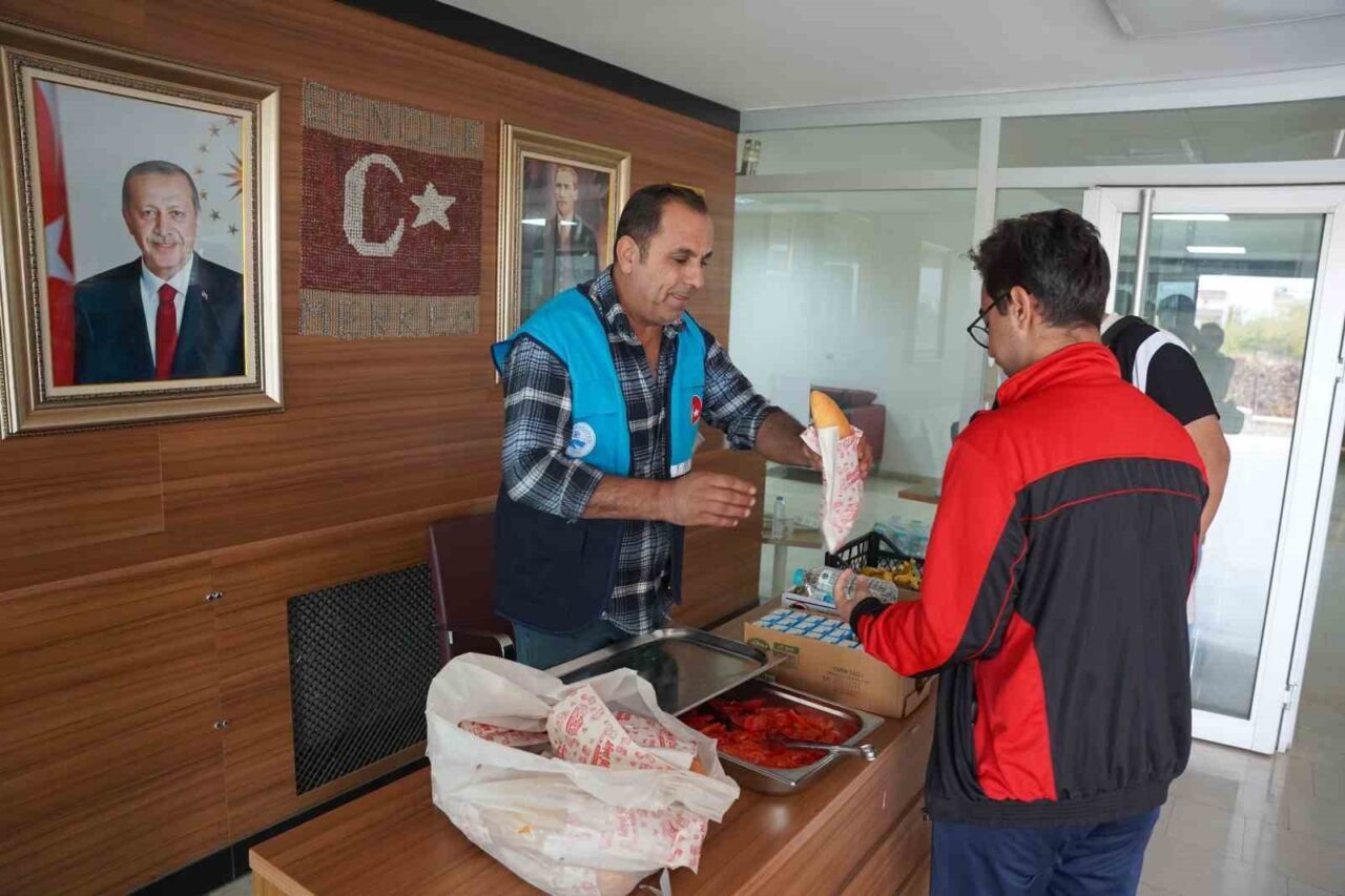 Kahta Belediyesi, öğrencilere yönelik sosyal sorumluluk projeleriyle sıcak çorba, sandviç,