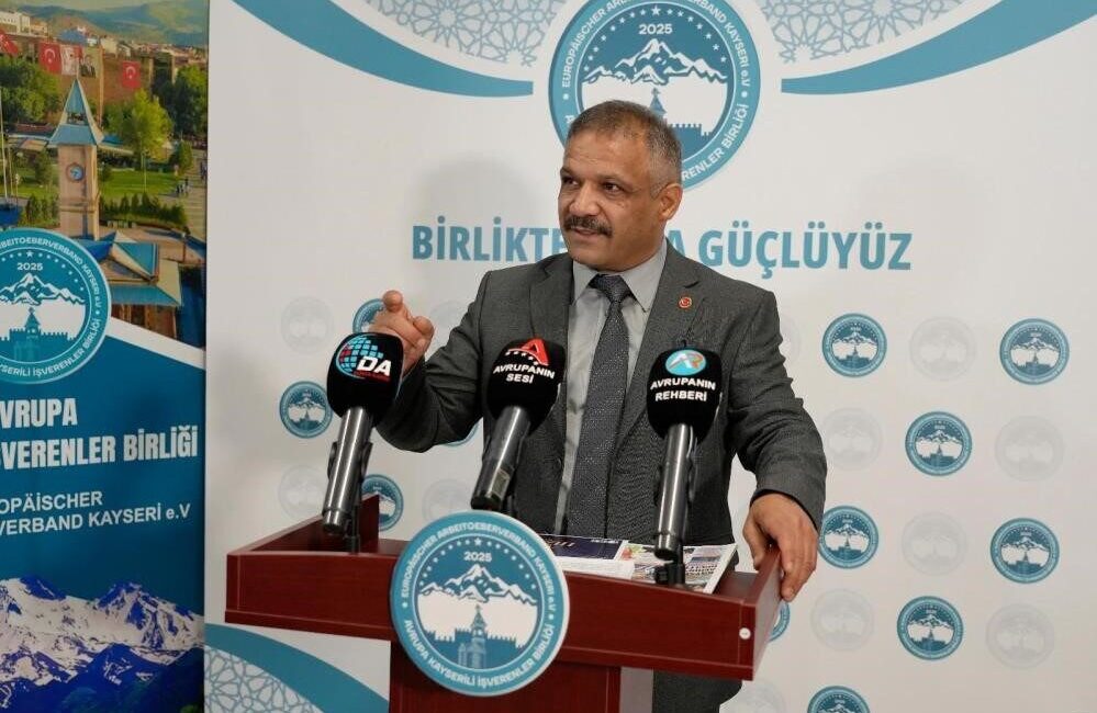 Avrupa Kayserili İşverenler Birliği Kurucu Başkanı Ali Hızar, gazeteci Erol