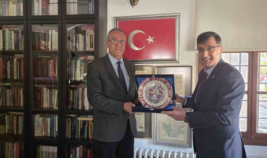 Kütahya Belediye Başkanı Kahveci, Kültür Rotaları Forumu’nda Kapadokya Üniversitesi Rektörü ile Verimli Görüşme Gerçekleştirdi Kütahya Belediye Başkanı Eyüp Kahveci, Avrupa Konseyi Kültür Rotaları Danışma