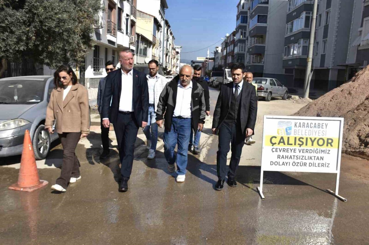 Karacabey Belediye Başkanı Fatih Karabatı, Emirsultan Mahallesi'nde yürütülen kaldırım ve