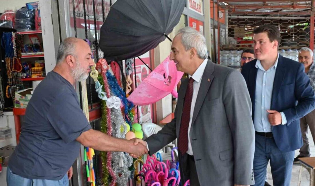 Kepez Belediye Başkanı Mesut Kocagöz, Varsak bölgesindeki esnafı ziyaret ederek,