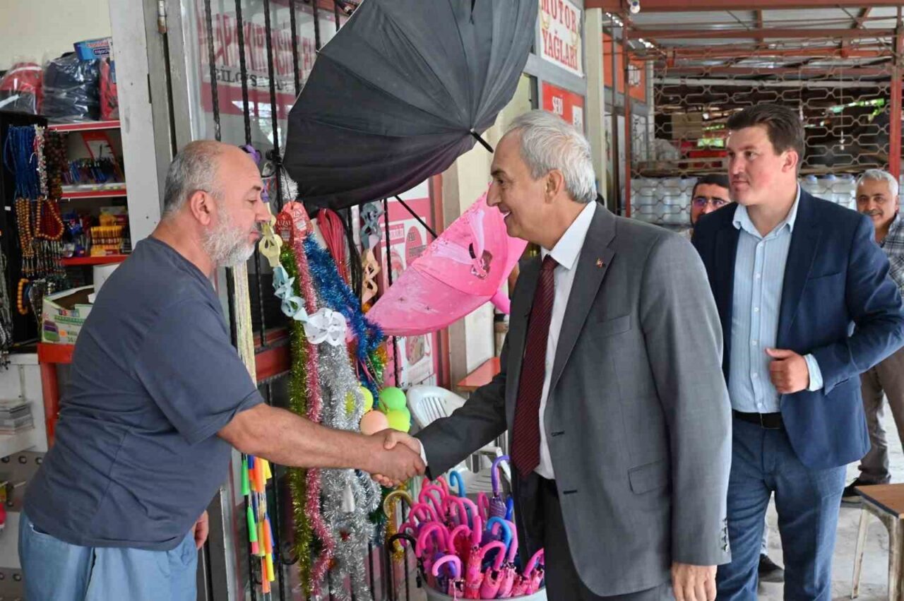 Kepez Belediye Başkanı Mesut Kocagöz, Varsak bölgesindeki esnafı ziyaret ederek,