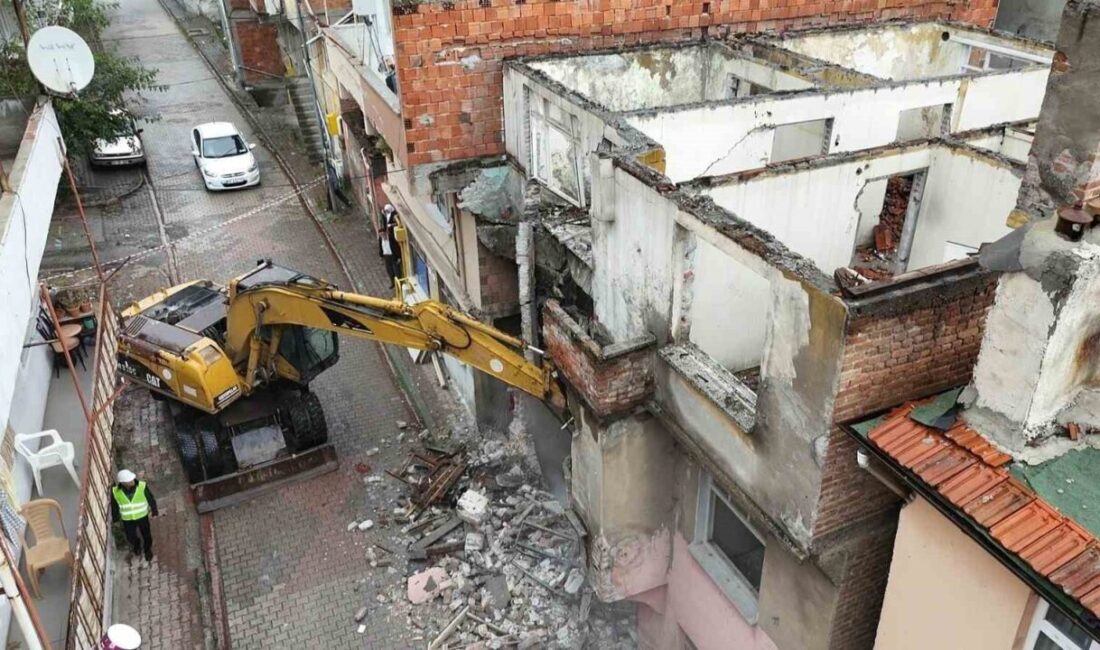 İlkadım Belediye Başkanı İhsan Kurnaz, ilçedeki metruk binaların yıkımının devam