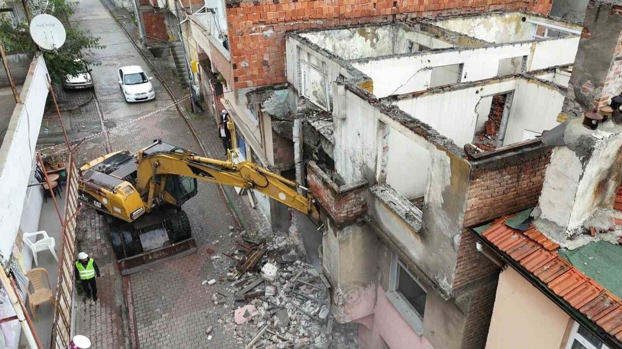 İlkadım Belediye Başkanı İhsan Kurnaz, ilçedeki metruk binaların yıkımının devam