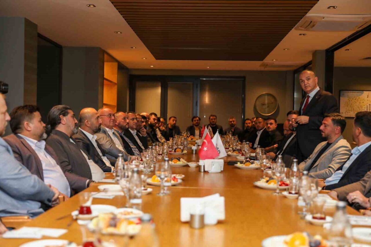Düzce Belediye Başkanı Dr. Faruk Özlü, iş insanlarıyla yaptığı toplantıda