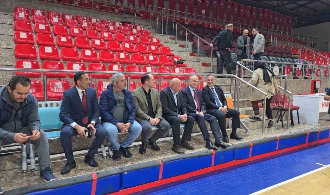 Düzce Belediye Başkanı Faruk Özlü, Voleybol Takımı Antrenmanında Fenerbahçe Galibiyetini Kutladı Düzce Belediye Başkanı Faruk Özlü, Düzce Belediyesi Spor Akademisi Voleybol