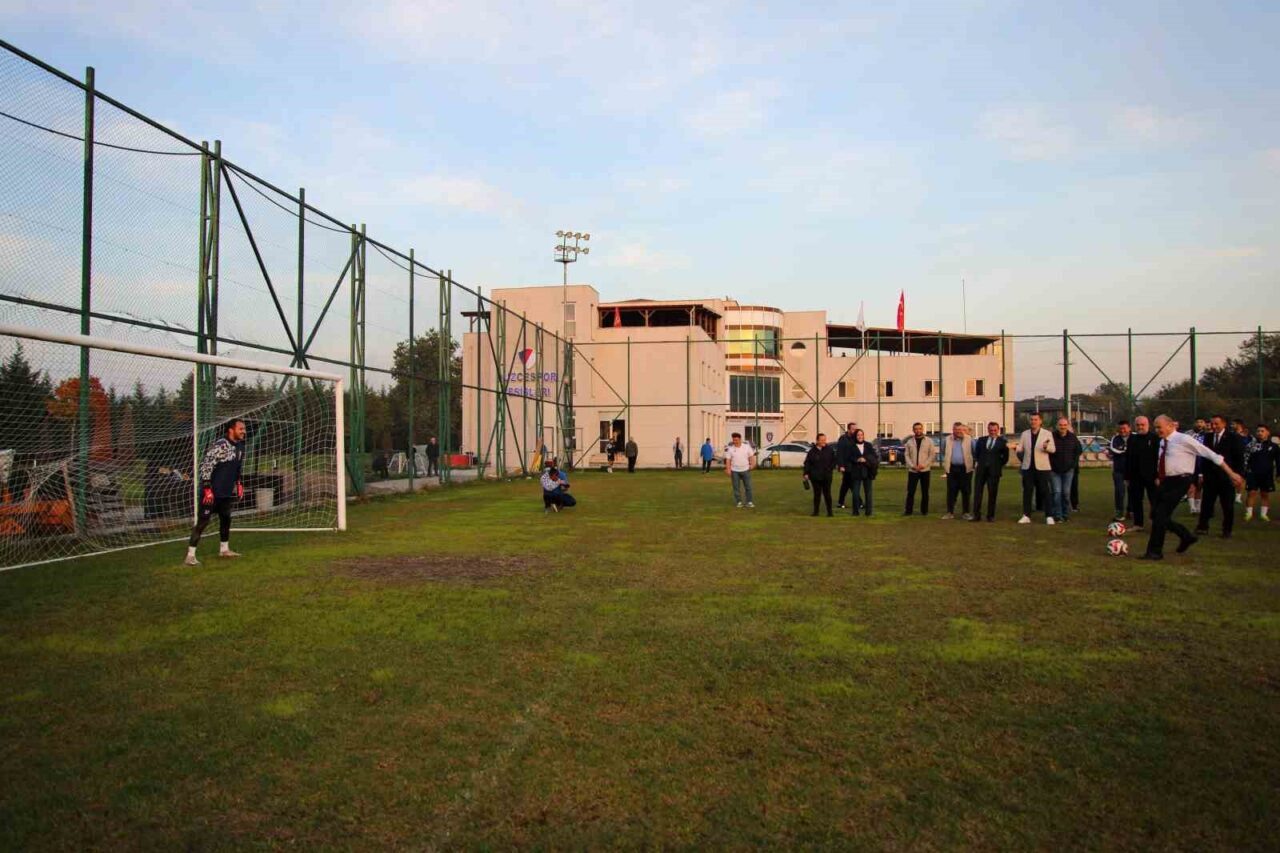 Düzce Belediye Başkanı Dr. Faruk Özlü, namağlup Düzcespor'u antrenmanda ziyaret