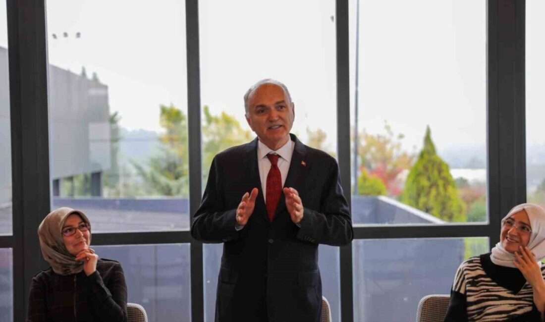 Düzce Belediye Başkanı Özlü’den Gençlere Mesleki Motivasyon: “Kendiniz Olun ve En İyisi Olmaya Çalışın” Düzce Belediye Başkanı Dr. Faruk Özlü, Düzce Üniversitesi'ndeki etkinlikte öğrencilerle