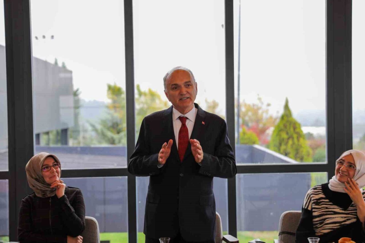 Düzce Belediye Başkanı Dr. Faruk Özlü, Düzce Üniversitesi'ndeki etkinlikte öğrencilerle