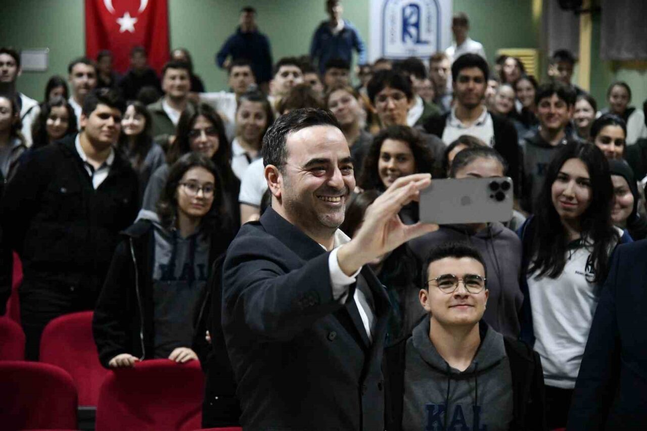 Başiskele Belediye Başkanı Yasin Özlü, yeni eğitim döneminde liseli gençlerle