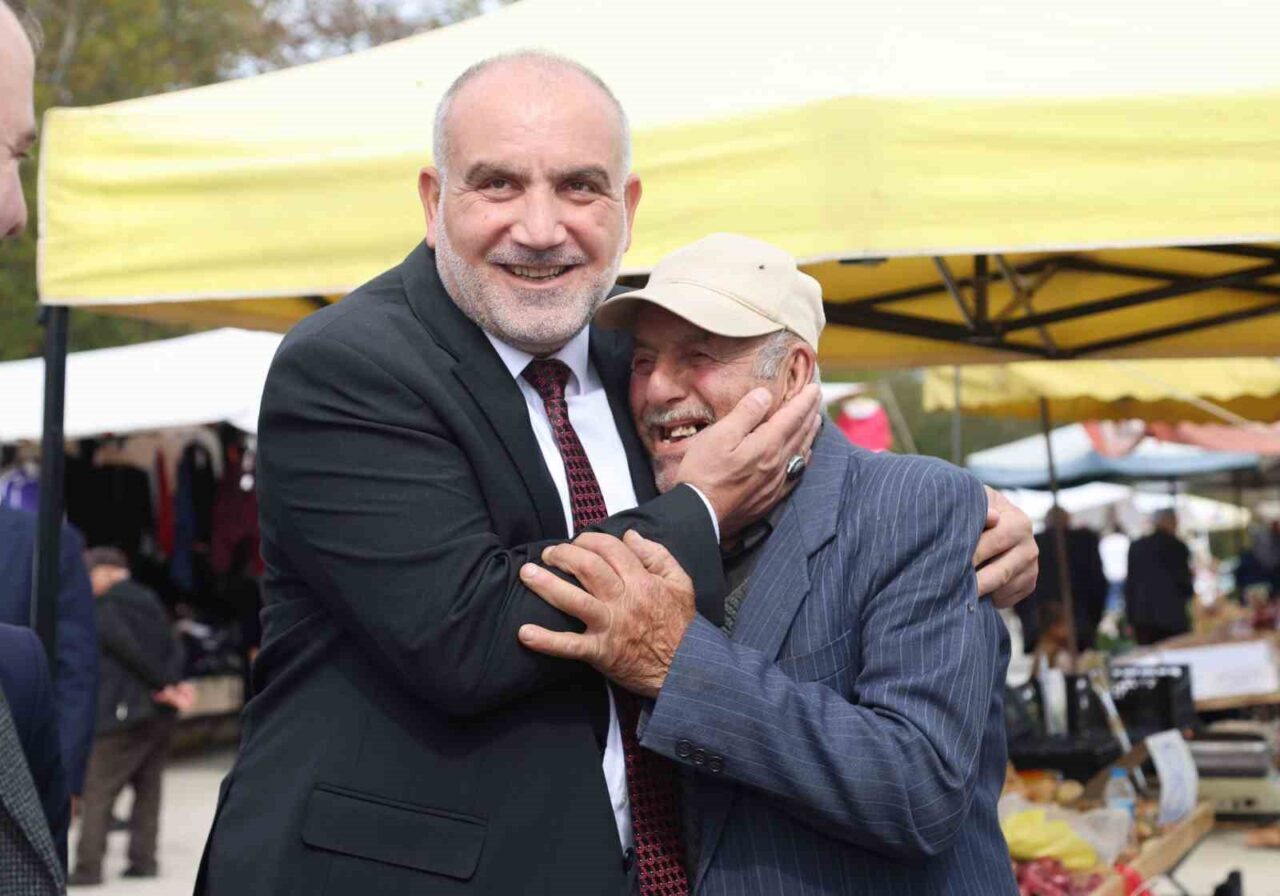 Canik Belediye Başkanı İbrahim Sandıkçı, vatandaşların talep ve önerilerini dinleyerek