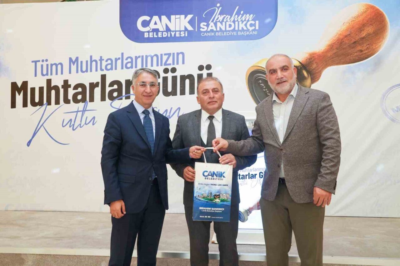 Samsun'un Canik Belediye Başkanı İbrahim Sandıkçı, muhtarları devlet ile vatandaş
