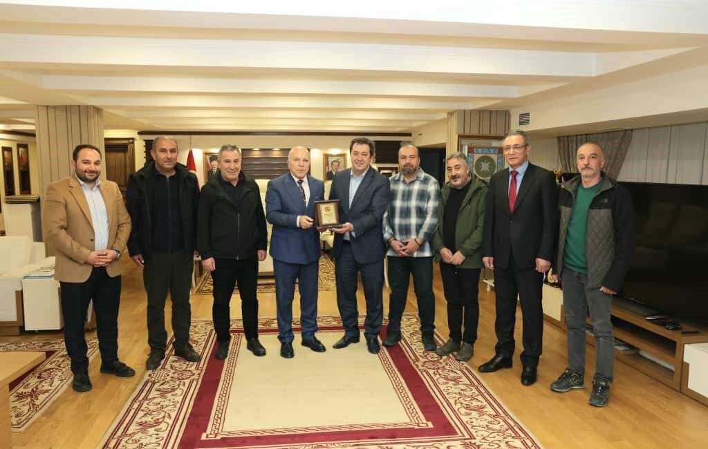 Başkan Sekmen, DAGC ve DGF Yönetimi ile Bir Araya Gelerek İş Birliği Görüşmeleri Yaptı Erzurum Büyükşehir Belediye Başkanı Mehmet Sekmen, Doğu Anadolu Gazeteciler Cemiyeti