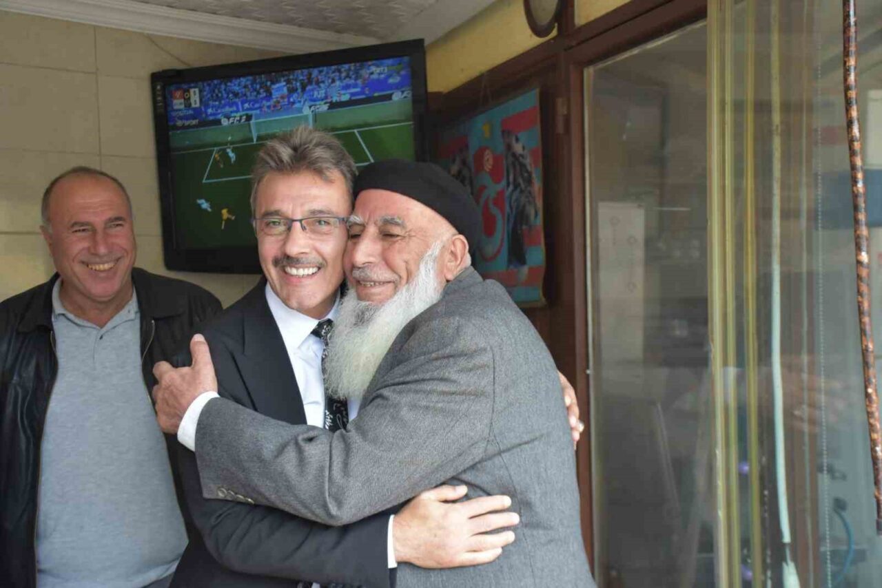 Erenler Belediye Başkanı Şenol Dinç, ilçedeki farklı mahalleleri ziyaret ederek