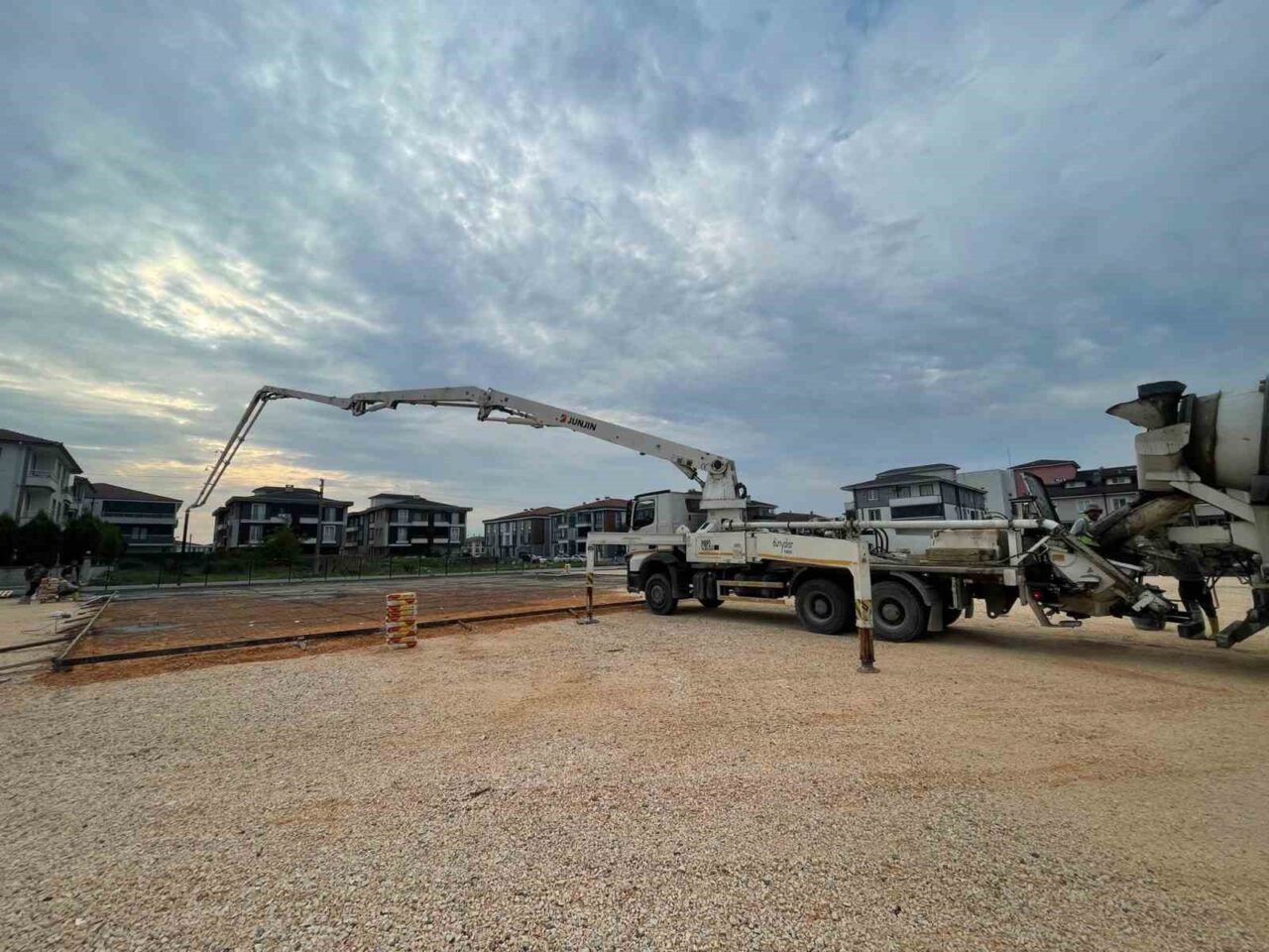 Erenler Belediye Başkanı Şenol Dinç, Yeşiltepe Mahallesi'nde çocuklar için yapılacak