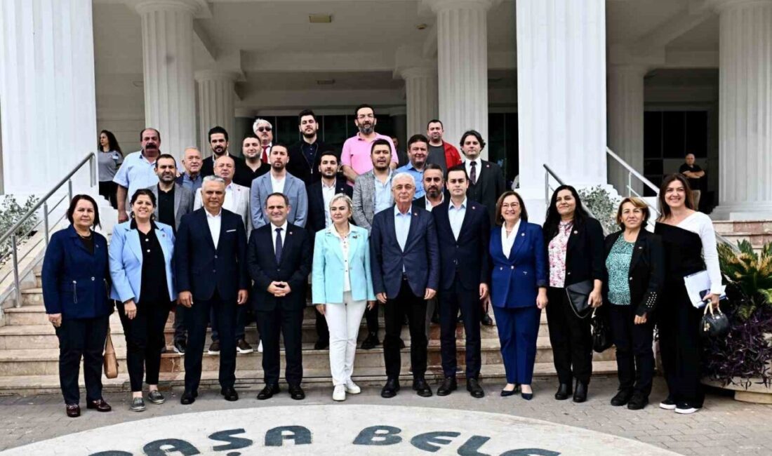 Muratpaşa Belediye Başkanı Uysal, CHP heyetine belediyecilik ilke ve uygulamalarını anlattı Muratpaşa Belediye Başkanı Ümit Uysal, CHP heyetini ağırlarken, belediyecilik anlayışlarının