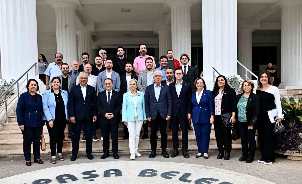 Muratpaşa Belediye Başkanı Ümit Uysal, CHP heyetini ağırlarken, belediyecilik anlayışlarının