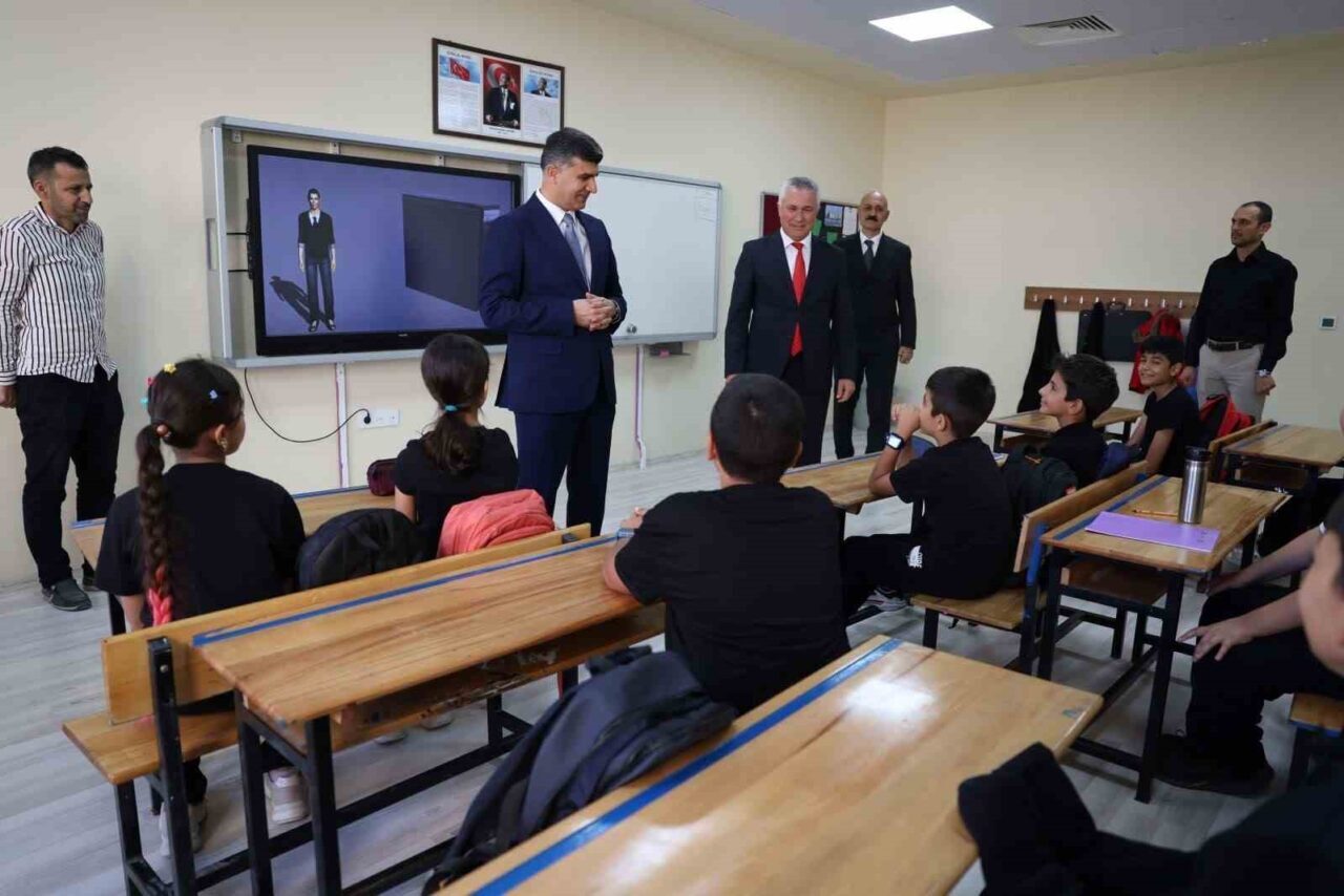 Akdeniz Kaymakamı ve Belediye Başkan Vekili Zeyit Şener, okullara düzenli