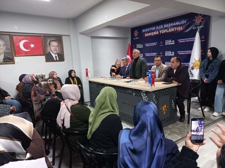 AK Parti Bilecik İl Başkanı Serkan Yıldırım, Bozüyük'te teşkilat üyeleriyle