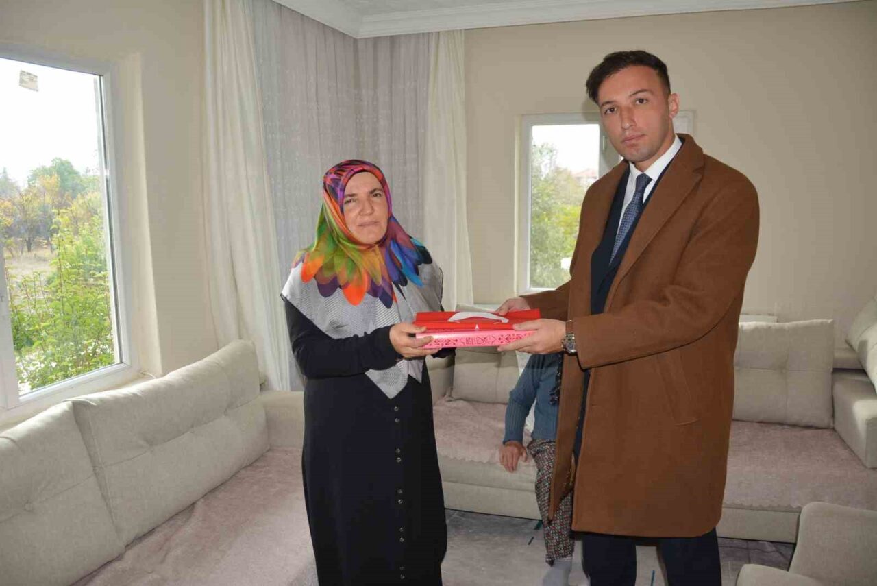 Korkuteli Cumhuriyet Başsavcısı Ozan Kapıcı, şehit Ahmet Belen’in eşi Seviye