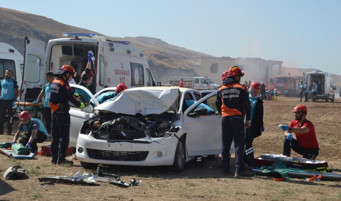 Batman'da, Vali Ekrem Canalp'in katılımıyla Dicle Nehri'nde düzenlenen UMKE tatbikatında,