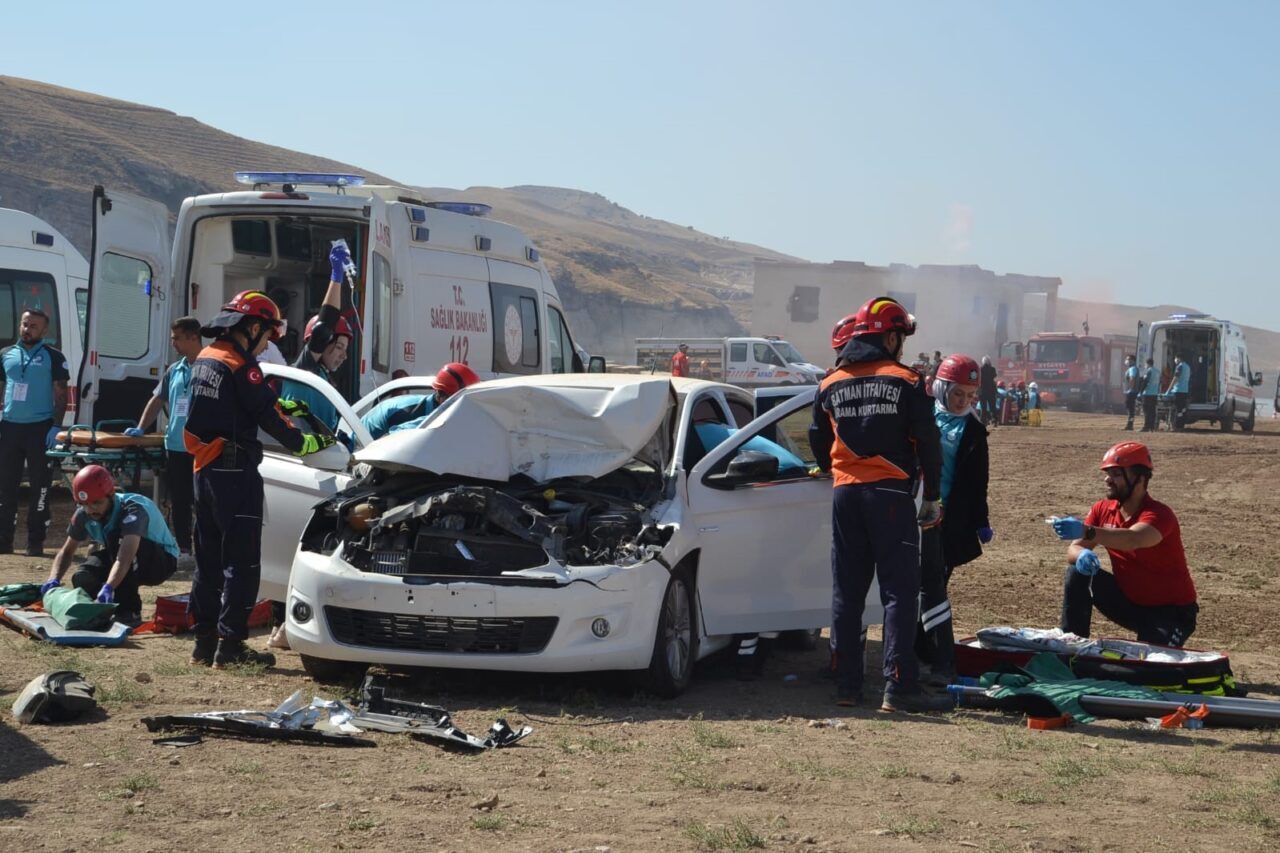 Batman'da, Vali Ekrem Canalp'in katılımıyla Dicle Nehri'nde düzenlenen UMKE tatbikatında,