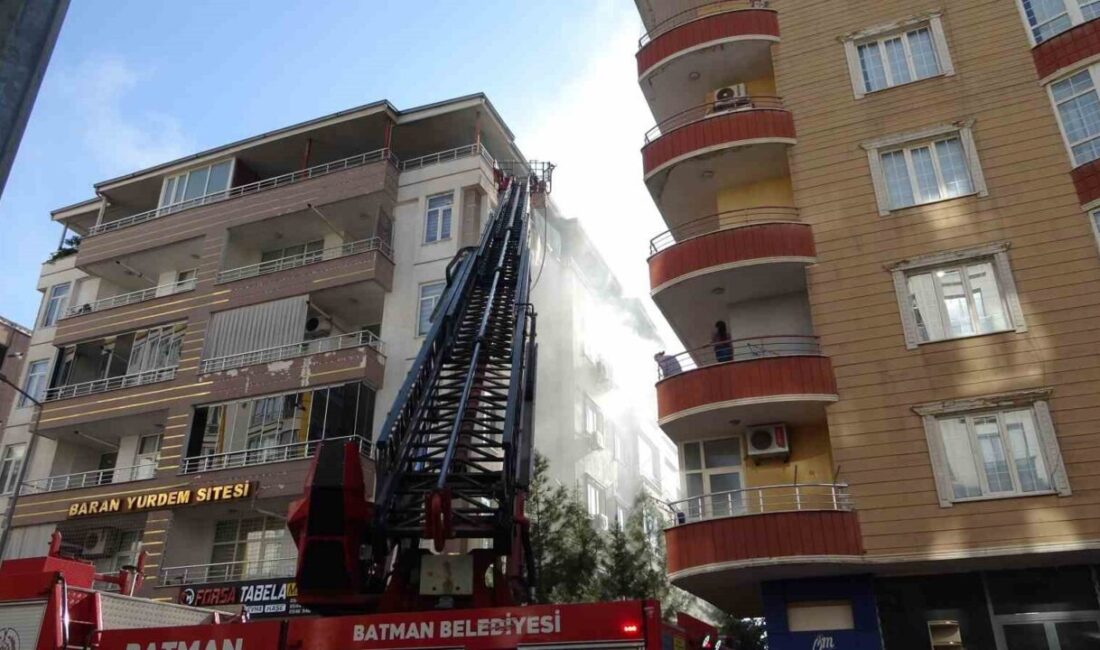 Batman’da Dört Katlı Apartmanda Yangın: 1 İtfaiye Eri ve 3 Kişi Dumandan Etkilendi Batman'da Şafak Mahallesi'nde bir apartmanın dördüncü katında çıkan yangın, itfaiye