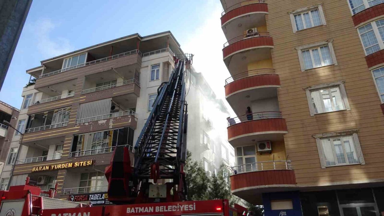 Batman'da Şafak Mahallesi'nde bir apartmanın dördüncü katında çıkan yangın, itfaiye