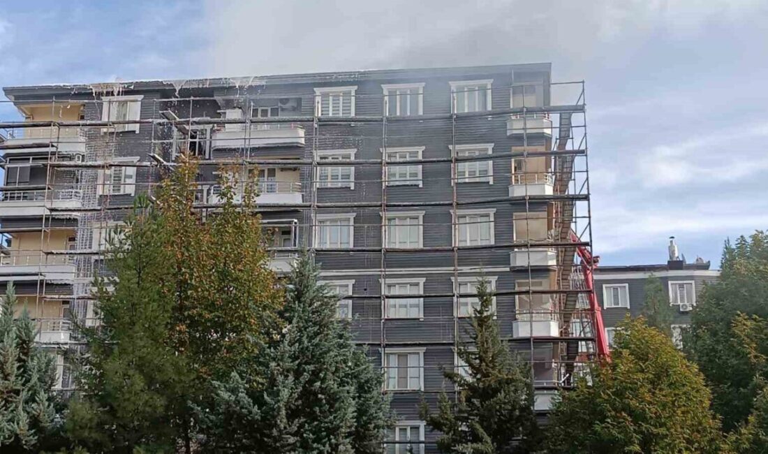 Batman’ın Belde Mahallesi'nde bir binanın çatı katında membran çalışması sırasında