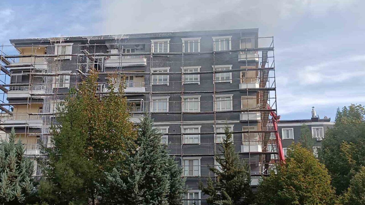 Batman’ın Belde Mahallesi'nde bir binanın çatı katında membran çalışması sırasında