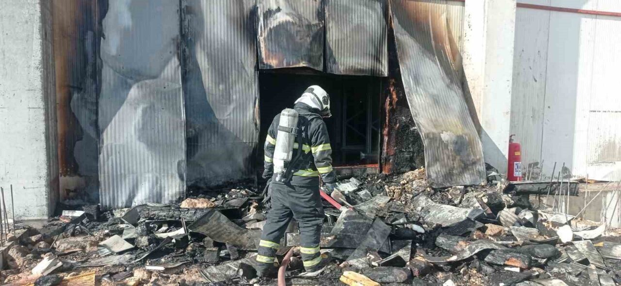 Batman'da bir dondurma fabrikasında kaynak çalışması sırasında çıkan kıvılcımlar yangına