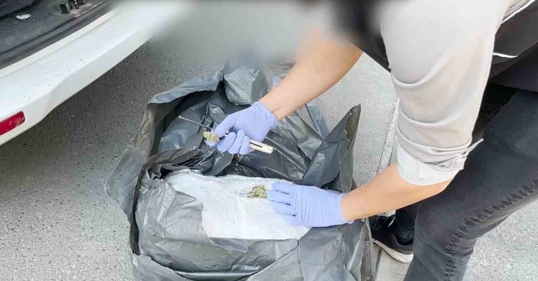 Batman’da Durdurulan Araçta 20 Kilo 400 Gram Uyuşturucu Madde ve Silah Ekipmanları Ele Geçirildi, Bir Kişi Tutuklandı Batman'da düzenlenen operasyonla bir araçta 20 kilo 400 gram skunk