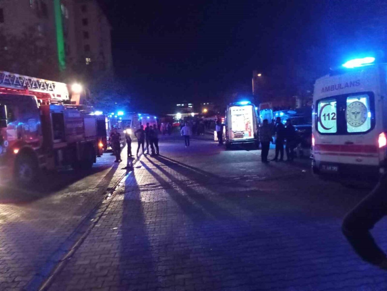 Batman'da bir evde meydana gelen yangında mahsur kalan 77 yaşındaki